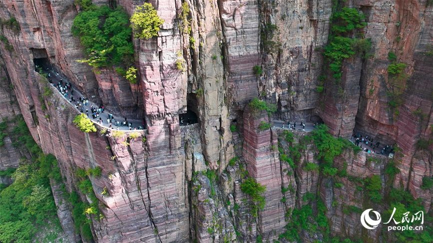 Vista della via Guoliang incastonata nella parete rocciosa alta 100 metri accoglie la stagione più affollata dell'anno. (Foto/Quotidiano del Popolo Online)